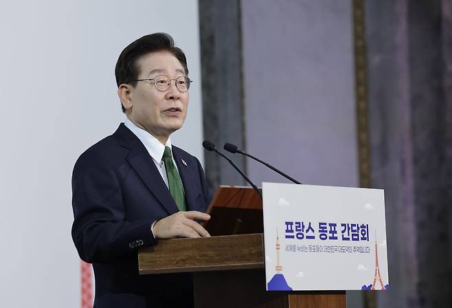 이재명 대통령이 9일(현지시간) 파리 파비용 캉봉에서 열린 동포 오찬간담회에서 모두발언을 하고 있다. 파리=전민규 기자