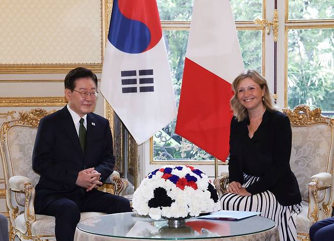 프랑스를 국빈 방문 중인 이재명 대통령이 9일(현지시간) 프랑스 파리 하원의장 공관에서 야엘 브론-피베 하원의장과 면담을 하고 있다. 파리=전민규 기자