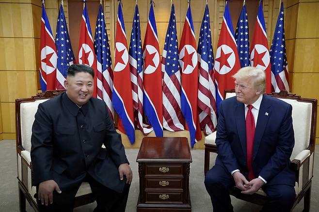 김정은 북한 국무위원장과 도널드 트럼프 미국 대통령이 2019년 6월 30일 판문점에서 3차 정상회담을 하고 있다. 로이터연합뉴스