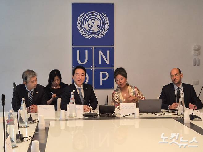 지난달 27일(현지 시각) 이탈리아 로마 유엔개발계획(UNDP) 사무소에서 박수현 충남지사가 키좀 응고둡 마살리 사무국장을 비롯한 '지속가능발전을 위한 AI 허브' 관계자들과 논의를 하는 모습. 김정남 기자