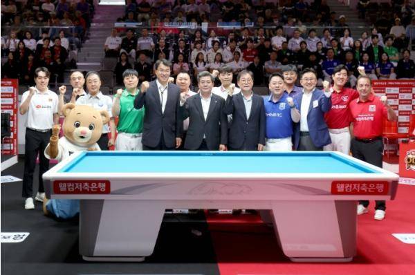 10일 포항체육관에서 프로당구협회 투어(PBA TOUR) 팀 리그 포항'이 개막했다. 사진은 개막식에서 참석자들이 기념 촬영하는 모습. 포항시 제공