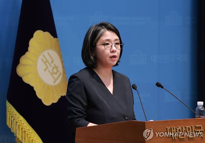용혜인 성평등가족부 장관 후보자 입장 발표 기자회견 (서울=연합뉴스) 신현우 기자 = 용혜인 성평등가족부 장관 후보자가 10일 국회 소통관에서 입장 발표 기자회견을 하고 있다. 2026.9.10 nowwego@yna.co.kr