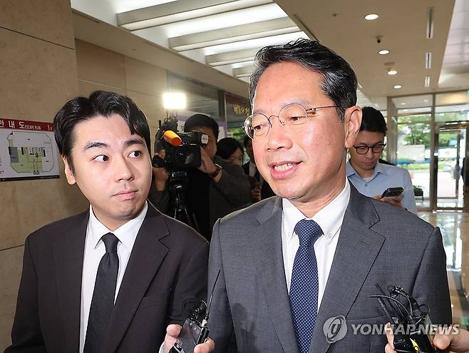 출근하는 김승원 법무부 장관 후보자 (서울=연합뉴스) 박동주 기자 = 김승원 법무부 장관 후보자가 10일 서울 종로구 적선현대빌딩에 마련된 인사청문회 준비 사무실로 출근하고 있다. 2026.9.10 pdj6635@yna.co.kr