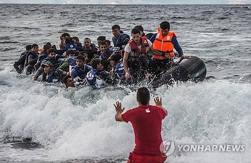 지중해를 건너 유럽으로 향하는 시리아 난민들. 가뭄과 농업 붕괴, 내전이 겹치면서 수많은 사람들이 고향을 떠났다. /연합뉴스
