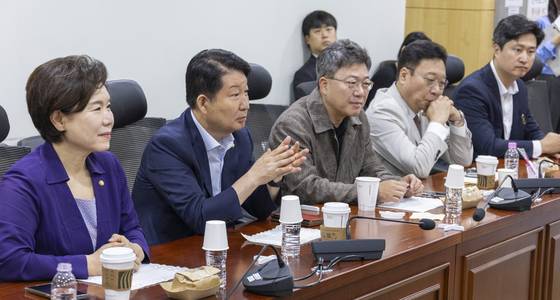 '대안과 미래' 이성권 간사를 비롯한 의원들이 지난 6월 국회 의원회관에서 열린 조찬 모임에서 대화하고 있다. 〈사진=연합뉴스〉
