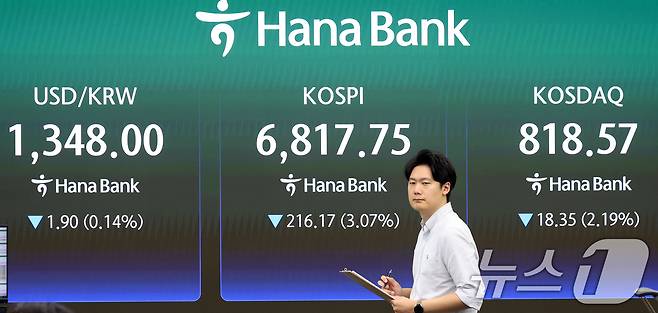 11일 오전 서울 중구 하나은행 딜링룸 전광판에 코스피 지수가 표시되고 있다. 2026.9.11 ⓒ 뉴스1 김명섭 기자