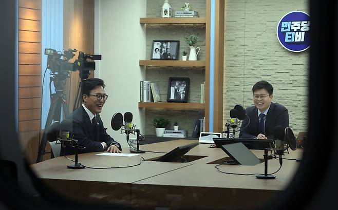 더불어민주당 김민석 대표가 10일 서울 여의도 민주당 중앙당사 스튜디오에서 당 공식 유튜브 '민주당TV' 프로그램 '민티07'을 준비하고 있다. /연합뉴스