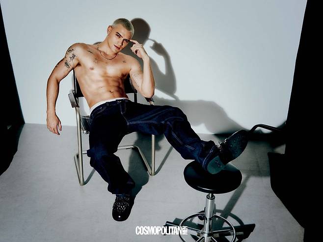데님 팬츠 Karl Lagerfeld. 브리프 Dsquared2. 로퍼 Alessandro Dell’Acqua.