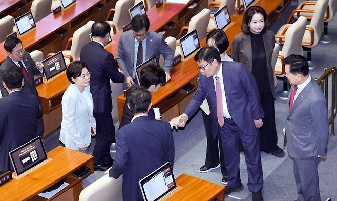 정점식 국민의힘 원내대표가 10일 여의도 국회 본회의장에서 열린 제439회 국회(정기회) 제06차 본회의에서 대정부질문을 마친 강선영 의원과 악수하고 있다. ⓒ뉴시스