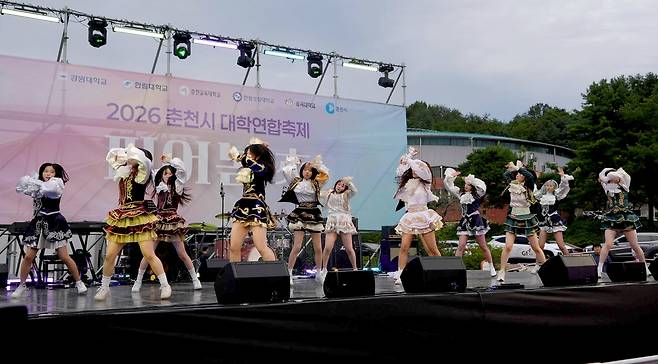 춘천 5개대 연합축제의 흥을 돋운 응원단의 역동적인 춤