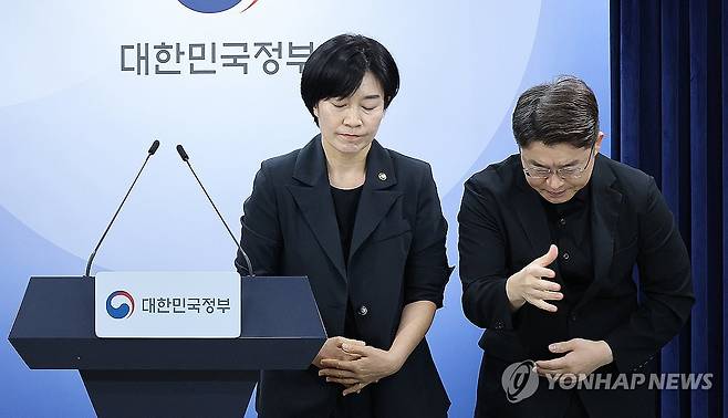 천안 아동학대 사망사건, 사과하는 정부 (서울=연합뉴스) 안정원 기자 = 현수엽 보건복지부 1차관이 2일 서울 종로구 정부서울청사에서 열린 아동학대 예방 및 대응 보완 대책 발표에 앞서 천안 아동학대 사망사건에 대해 사과하고 있다. 2026.9.2 jeong@yna.co.kr