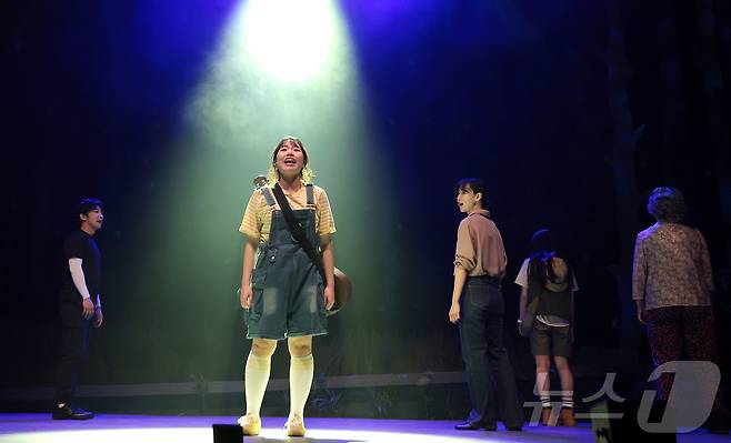 서울 강남구 예림당 아트홀에서 열린 어린이 가족 뮤지컬 '나는 반딧불'이 진행 중이다. '나는 반딧불'은 아빠를 잃은 뒤 어둠을 두려워하게 된 소녀 서윤이가 작은 반딧불과 함께 잃어버린 마음의 빛을 찾아가는 과정을 그린 창작 뮤지컬이다. ⓒ 뉴스1 권현진 기자