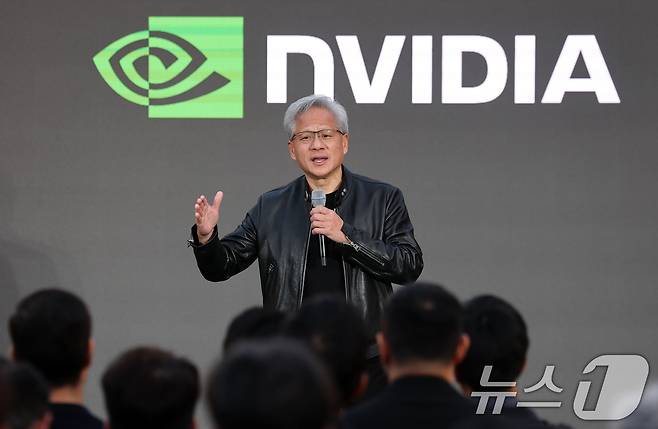 젠슨 황 엔비디아 최고경영자(CEO)가 8일 서울 중구 신라호텔에서 열린 '엔비디아 코리아 AI 에코시스템 리셉션'에서 연설하고 있다. (공동취재) 2026.6.8 ⓒ 뉴스1 김민지 기자