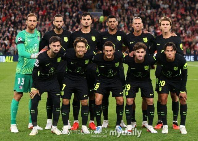 아틀레티코 마드리드 선수단이 리버풀과의 2026-27시즌 UEFA 챔피언스리그 페이즈 1차전을 앞두고 기념촬영을 하고 있다./게티이미지코리아