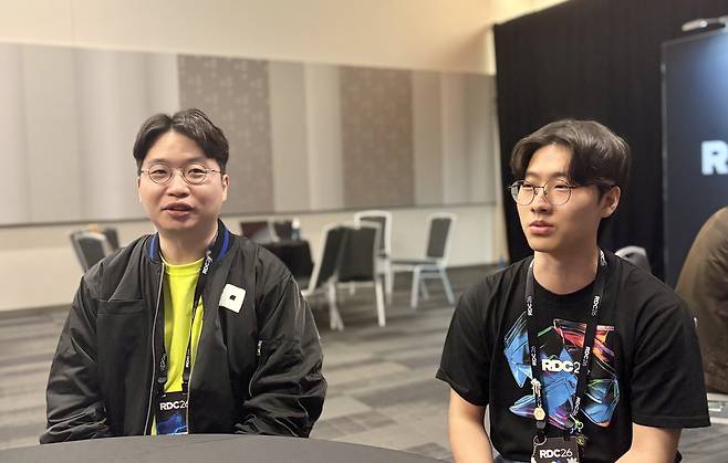 로블록스 'RDC 2026' 참석한 한국 기획·개발자들 (새너제이=연합뉴스) 권영전 특파원 = 게임 스튜디오 벌스위크의 윤영근 최고경영자(CEO·왼쪽)와 개인 개발자 조영광(아이디 '금무너')씨가 11일(현지시간) 미국 캘리포니아주 새너제이컨벤션센터에서 열린 로블록스의 연례 개발자회의 'RDC 2026'에서 기자들의 질문에 답하고 있다. 2026.9.11