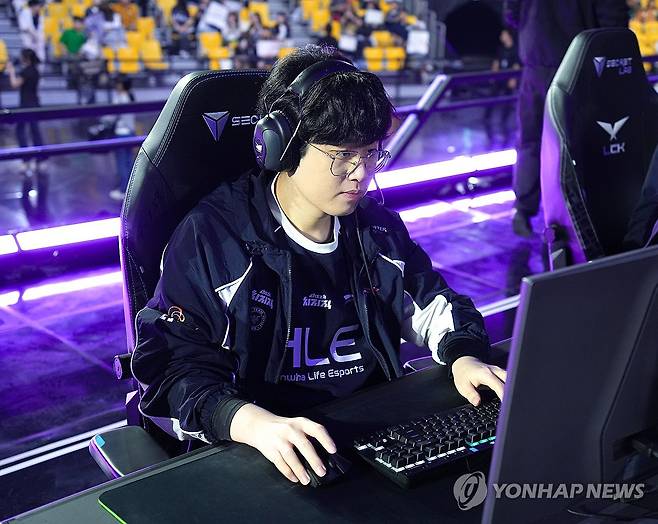 장비 점검하는 '제우스' 최우제 (서울=연합뉴스) 김주환 기자 = 한화생명e스포츠 '제우스' 최우제가 12일 서울 송파구 KSPO돔에서 열린 2026 LCK 플레이오프 결승 진출전 시작 전 장비를 점검하고 있다. 2026.9.12 jujuk@yna.co.kr