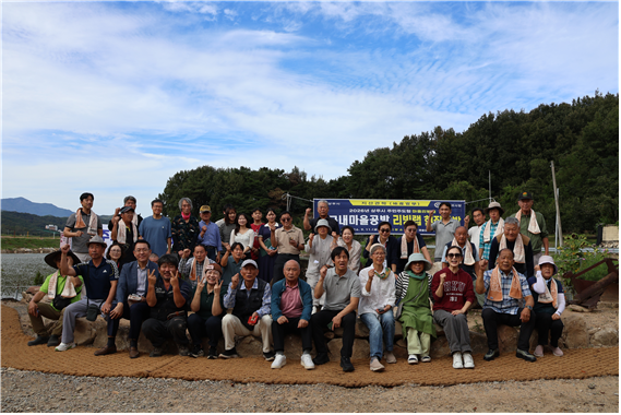 상주시 리빙랩 참여마을 연구원과 주민, 관계자들이 기념촬영을 하고 있다.신흥동 사례를 공유하며 마을 간 학습과 협력의 의미를 더했다.