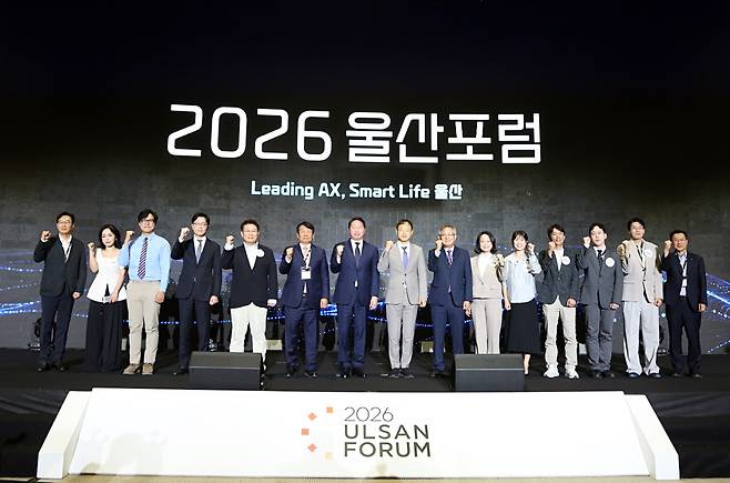 최태원 SK그룹 회장(왼쪽 7번째), 김상욱 울산시장(왼쪽 8번째), 이윤철 울산상공회의소 회장(왼쪽 6번째) 등 주요 참석자들이 11일 울산시 울주군 울산전시컨벤션센터(UECO)에서 열린 ‘2026 울산포럼’에서 기념촬영을 하고 있다.(SK그룹)