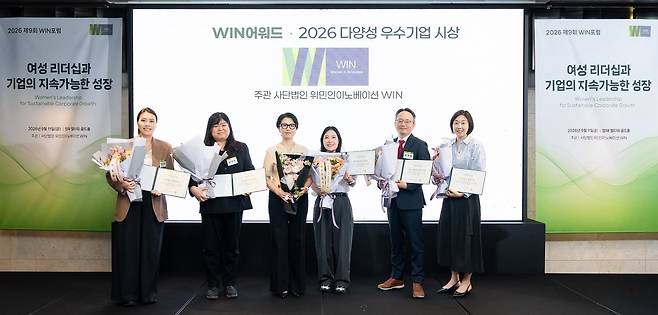 '2026 WIN 어워드' 수상 기업 관계자들이 지난 11일 포럼 현장에서 기념사진을 촬영하고 있다 (사단법인 WIN 제공)