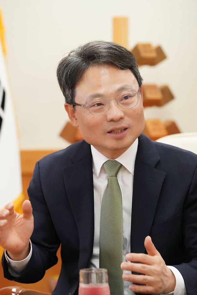 박은식 산림청장이 지난 11일 본지와의 인터뷰에서 확산 일로에 있는 소나무재선충병 방제 대책과 내년 예산안 등에 대해 설명하고 있다. 산림청 제공 ■ 박은식 산림청장 약력 △57세 △광주 △광주 숭일고 △서울대 임학과 △서울대 산림자원학 석사△미국 칼라마주대 행정학 석사 △기술고시 30회 △산림청 산림산업정책국장 △산림청 산림환경보호국장 △산림청 국제산림협력관 △산림청 차장 △제37대 산림청장(현)
