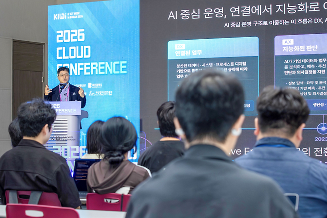 ▲ 더존비즈온 공동대표 지용구 사장이 10일 부산 벡스코에서 열린 ‘K-ICT WEEK in BUSAN 2026’ 클라우드 컨퍼런스에서 ‘클라우드와 AX 시대, 기업 업무 환경의 변화’를 주제로 강연하고 있다