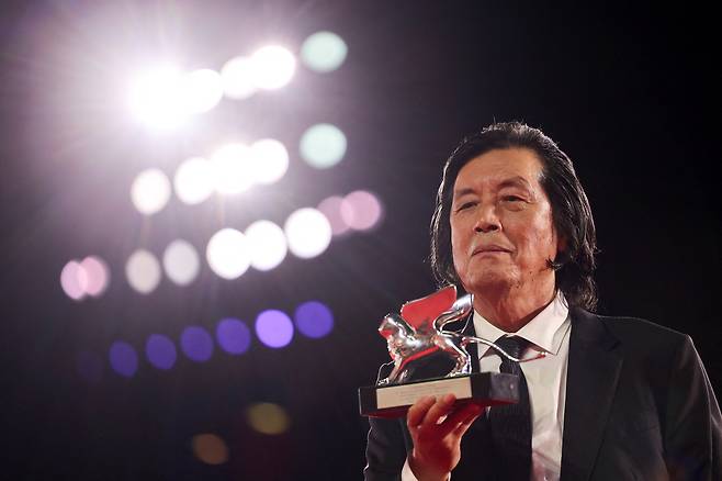 영화 <가능한 사랑>으로 제83회 베니스국제영화제 심사위원대상(은사자상)을 받은 이창동 감독이 12일(현지시간) 이탈리아 베네치아에서 열린 제83회 베니스국제영화제 폐막식 시상식 포토콜에서 사진 촬영을 위해 포즈를 취하고 있다. 로이터 연합뉴스