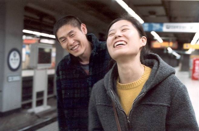 영화 <오아시스>의 ‘공주’(문소리)와 ‘종두’(설경구). 배우 문소리는 <오아시스>로 제58회 베니스국제영화제에서 신인배우상을 받았다. CJ ENM 제공
