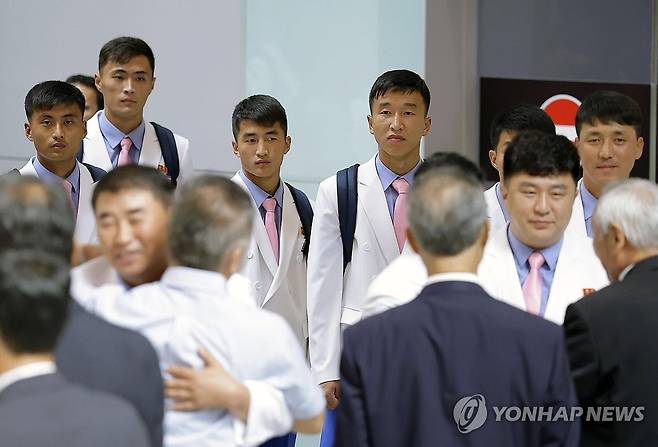 북한 아시안게임 선수단, 일본 도착 (오사카 교도=연합뉴스) 북한 축구대표팀이 2026 아이치·나고야 아시안게임에 참석하기 위해 11일 오사카 간사이국제공항에 도착하고 있다. 2026.9.11 photo@yna.co.kr