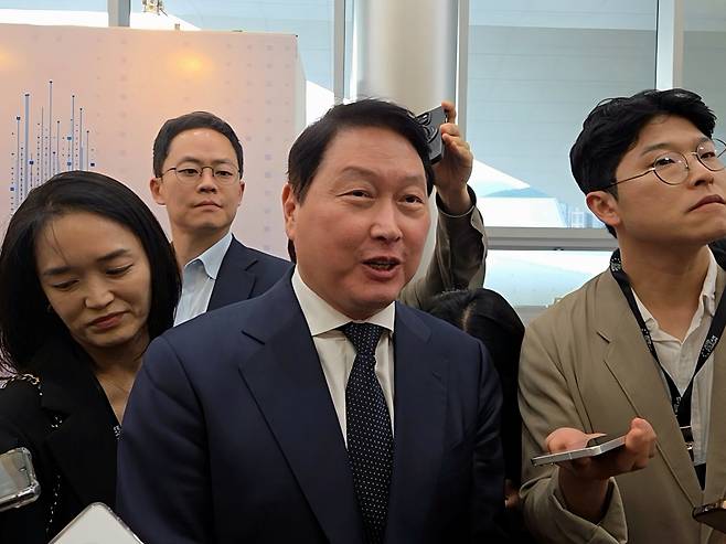 취재진과 스탠딩 인터뷰 하는 최태원 SK그룹 회장 (울산=연합뉴스) 임성호 기자 = 최태원 SK그룹 회장이 지난 11일 울산 울주군 울산전시컨벤션센터(UECO)에서 열린 '2026 울산포럼' 폐막 이후 취재진과 인터뷰하는 모습. 2026.9.13 sh@yna.co.kr