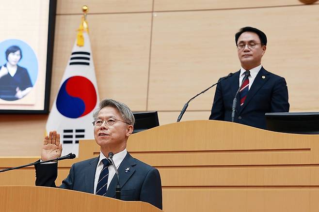 민형배 전남광주통합특별시장이 지난 7월1일 전남광주시의회에서 열린 전남광주통합특별시의회 본회의에 참석해 취임 선서를 하고 있다. 연합뉴스