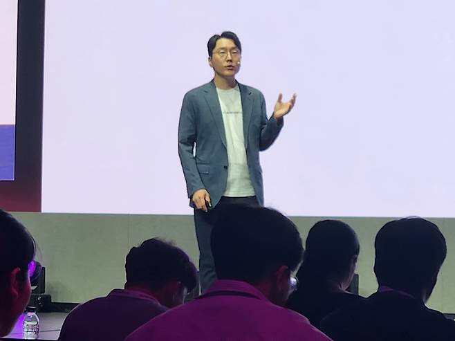 14일 서울 강서구 마곡 LG사이언스파크에서 열린 'LG AI 토크콘서트 2026'에서 임우형 LG AI연구원 공동 연구원장이 기조연설을 하고 있다./사진=도다솔 기자