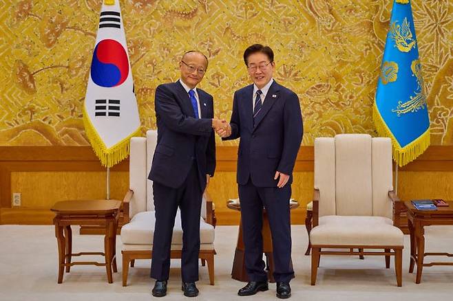 이재명 대통령이 14일 청와대에서 한-중앙아시아 정상회의를 계기로 방한한 간다 마사토 아시아개발은행(ADB) 총재를 접견하고 있다.(사진=연합뉴스)