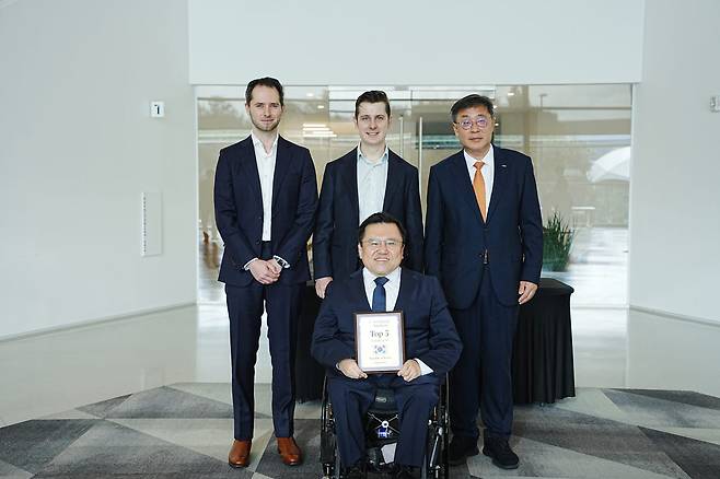 박태완 과기정통부 정보통신산업정책관과 박윤규 정보통신산업진흥원장이 AA 공동대표(왼쪽부터 Micha Hill-Smith 대표, George Cameron 대표)들과 AA 인증서 기념촬영하고 있다. (사진=과학기술정보통신부)