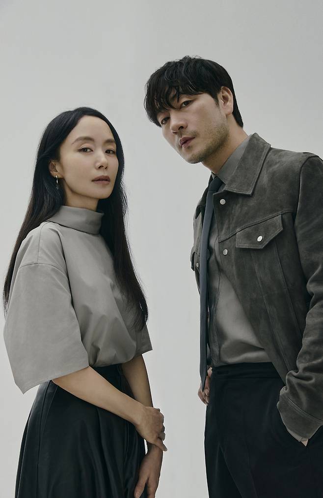 왼쪽부터 연극 '벚꽃동산'의 주연 전도연, 박해수ⓒLG Arts Center