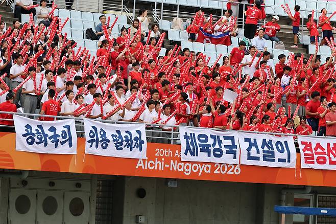 14일 오후 일본 오사카 나가이스타디움에서 열린 2026 아이치·나고야 아시안게임 여자축구 예선 F조 1차전 북한과 방글라데시의 경기, 북한 응원단이 열띤 응원을 펼치고 있다. 2026.9.14 ⓒ 뉴스1 안은나 기자
