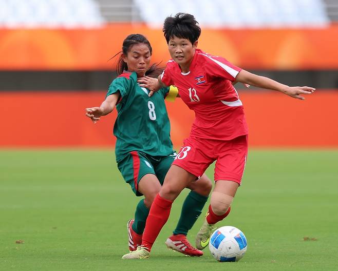 4일 오후 일본 오사카 나가이스타디움에서 열린 2026 아이치·나고야 아시안게임 여자축구 예선 F조 1차전 북한과 방글라데시의 경기, 북한 전령정이 드리블을 하고 있다. 2026.9.14/뉴스1
