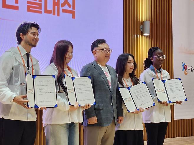 서울시 글로벌 바로봉사단원들과 김성보(가운데) 서울시 행정2부시장이 발대식 기념촬영을 하고 있다. 서울시 제공