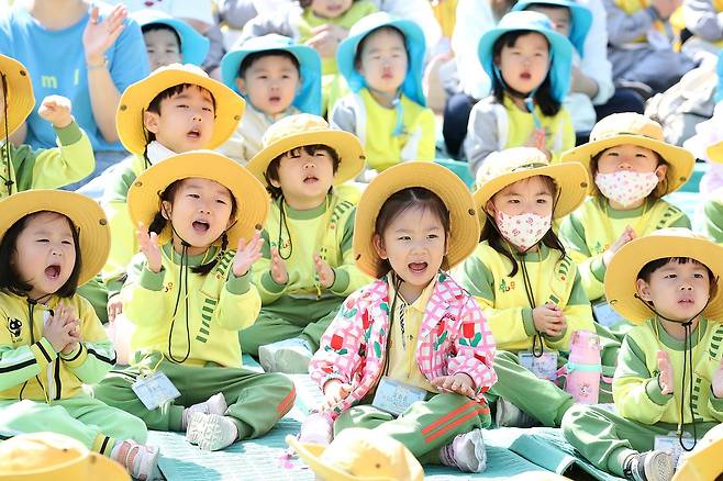지난 4월 대구 서구 이현공원 잔디광장에서 열린 '숲속음악소풍'을 찾은 서구 관내 어린이집·유치원 어린이들이 신나는 음악과 함께 공연을 관람하며 즐거운 시간을 보내고 있다. 뉴스1