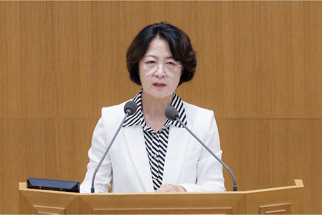 1일 오전 경기도의회 본회의장에서 열린 제393회 임시회 제1차 본회의에서 추미애 경기지사가 추경예산안에 대한 제안설명을 하고 있다. 경기도 제공