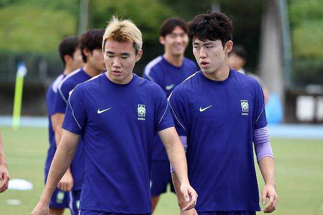 2026 아시안게임 남자 축구 국가대표팀 선수 양현준(왼쪽)과 이기혁(오른쪽)이 지난 13일 나고야 도요타스포츠센터 대표팀 훈련에서 대화를 나누고 있다. 연합뉴스