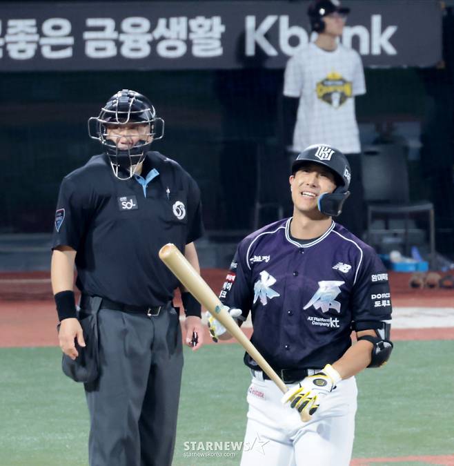 황재균이 은퇴경기에서 실제 타석에 섰다. 헛스윙 삼진을 당한 황재균이 타석이후 수비에도 참여하는 진풍경이 연출됐다. 13일 수원KT위즈파크에서 열리는 2026KBO리그 KT위즈와 롯데자이언츠 경기는 황재균의 은퇴식과 함께 했다. KT 주전3루수로 활약하다 지난해 은퇴를 선언한 황재균은 이날 은퇴 특별엔트리로 등록됐다. 2026.09.13. /사진=강영조 선임기자