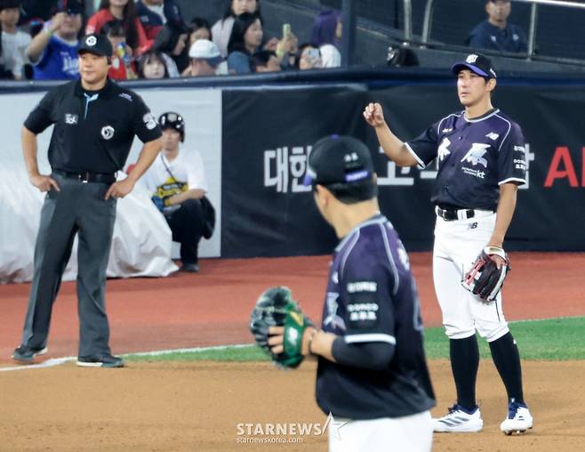 황재균이 은퇴경기에서 실제 타석에 섰다. 헛스윙 삼진을 당한 황재균이 타석이후 7회초 수비에도 참여하는 진풍경이 연출됐다. 13일 수원KT위즈파크에서 열리는 2026KBO리그 KT위즈와 롯데자이언츠 경기는 황재균의 은퇴식과 함께 했다. KT 주전3루수로 활약하다 지난해 은퇴를 선언한 황재균은 이날 은퇴 특별엔트리로 등록됐다. 2026.09.13. /사진=강영조 선임기자