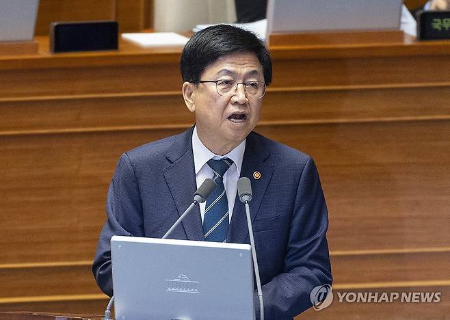 대입 수시 원서접수 지연 사태 관련 답변하는 최교진 교육부 장관 (서울=연합뉴스) 황광모 기자 = 최교진 교육부장관이 14일 국회에서 열린 제439회 정기회 교육·사회·문화 분야 대정부 질문에서 대입 수시 입학원서 접수 지연 사태와 관련한 질문에 답하고 있다.2026.9.14 hkmpooh@yna.co.kr