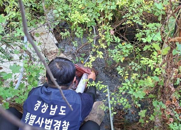 경남도 특별사법경찰이 미신고 시설로 유해물질이 가득한 폐수를 공공수역에 무단 방류한 업체를 적발해 증거를 수집하고 있다. /경남도