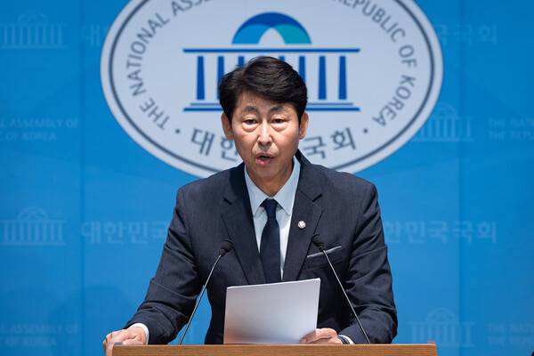 이훈기 더불어민주당 의원이 8월 5일 서울 여의도 국회 소통관에서 재정경제부 주가누르기 방지법 전면재검토 촉구 및 주가누르기 방지법 대표발의 기자회견을 하고 있다. / 뉴스1
