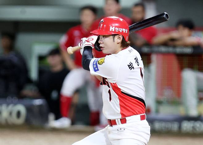 KIA 박정우가 29일 광주-기아 챔피언스 필드에서 열린 2026 KBO리그 정규시즌 SSG와 경기에서 10회말 끝내기 안타를 치고 있다. 사진 | 광주=연합뉴스