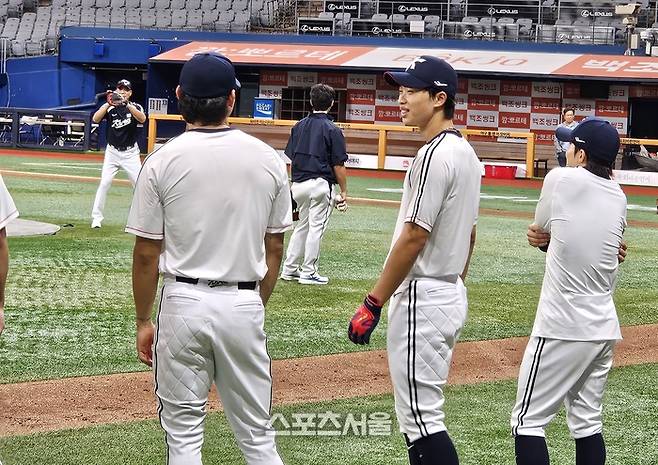 야구대표팀 김도영(왼쪽)과 박재현이 15일 서울 고척스카이돔에서 열린 2026 아이치·나고야 아시안게임 대비 훈련 중 대화하고 있다. 고척 | 강윤식 기자 skywalker@sportsseoul.com