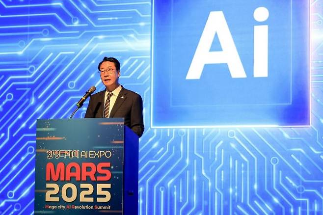정명근 화성특례시장이 'MARS 2025'에서 AI 미래도시를 선언하고 있다. 화성시 제공