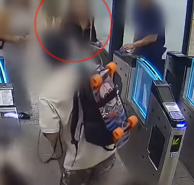 당시 외국인 남녀 일행 3명 가운데 여성 2명은 각각 교통카드를 찍고 개찰구 안으로 들어갔다. 이후 여성 가운데 한 명이 자신의 카드를 밖에 있던 남성에게 건넸지만, 이미 승차 처리가 된 카드여서 남성은 개찰구를 통과하지 못했다. JTBC 사건반장