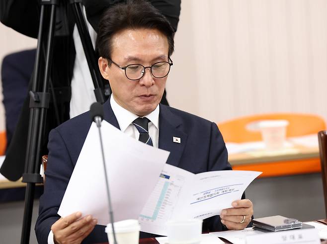 김민석 더불어민주당 대표가 지난 14일 강원 춘천시 강원특별자치도청에서 열린 더불어민주당·강원도 2026년 예산정책협의회에서 회의 자료를 살펴보고 있다. 연합뉴스